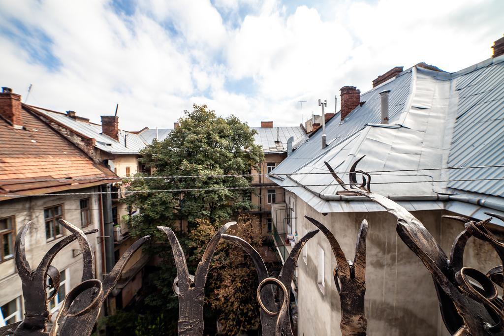 Park Plus Hostel Lviv Buitenkant foto