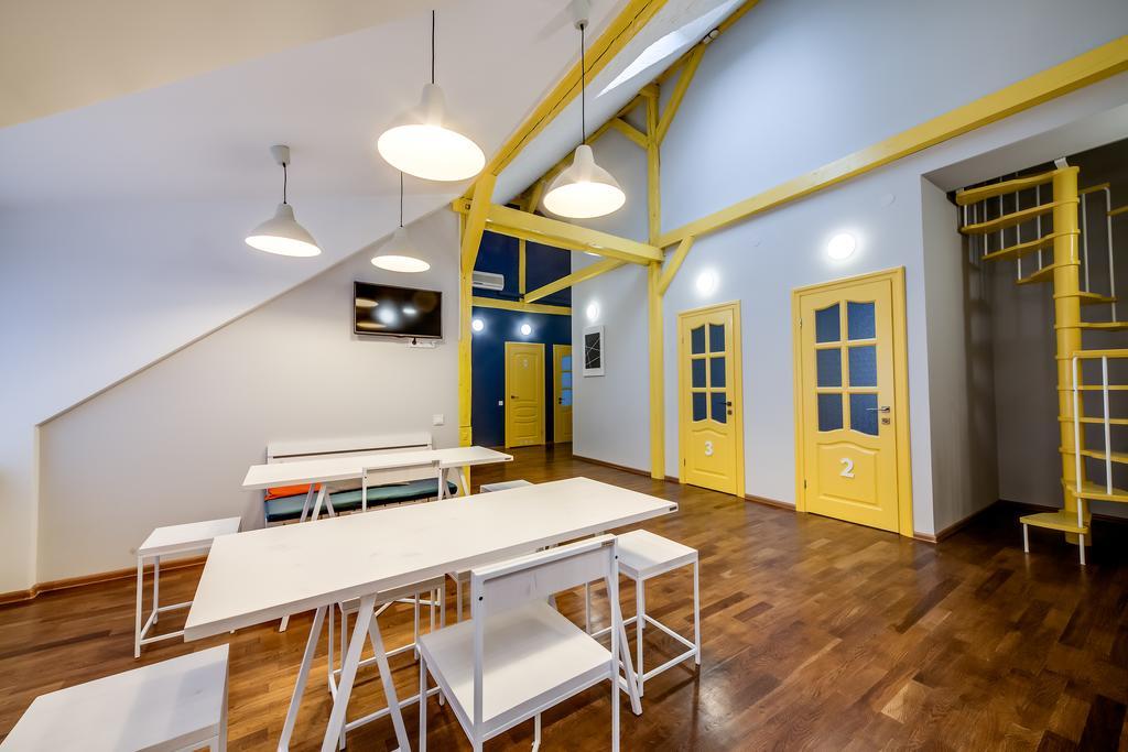 Park Plus Hostel Lviv Buitenkant foto
